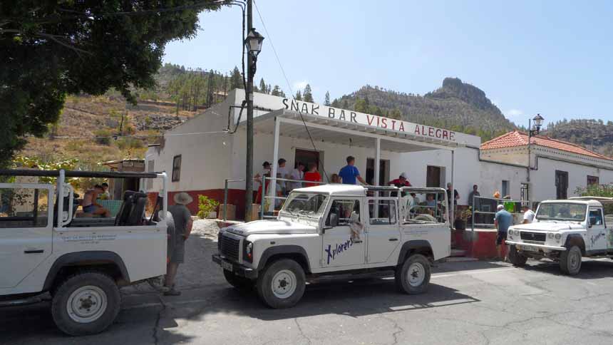 Jeep Safari outside Snak Bar Vista Alegre