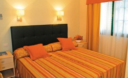 Cordial Sandy Golf Apartments bedroom photograph