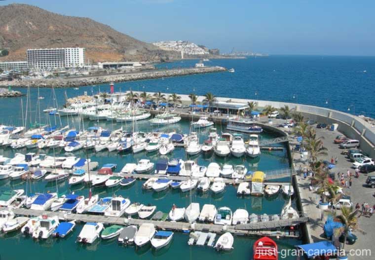 Puerto Escala is full of boats and 2 large breakwaters to stroll along