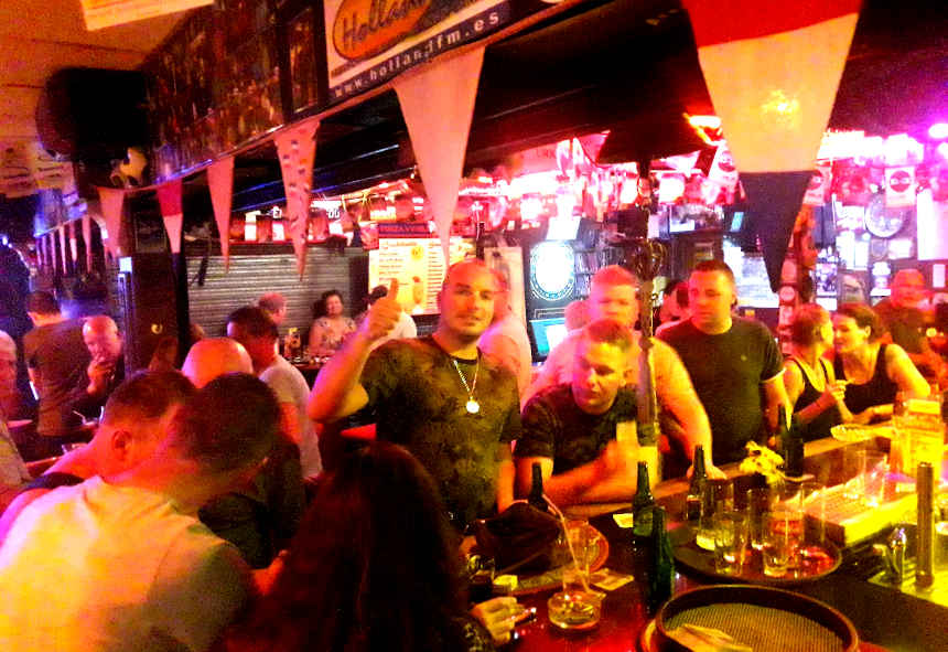 Hollandse bar Customers at the Bar